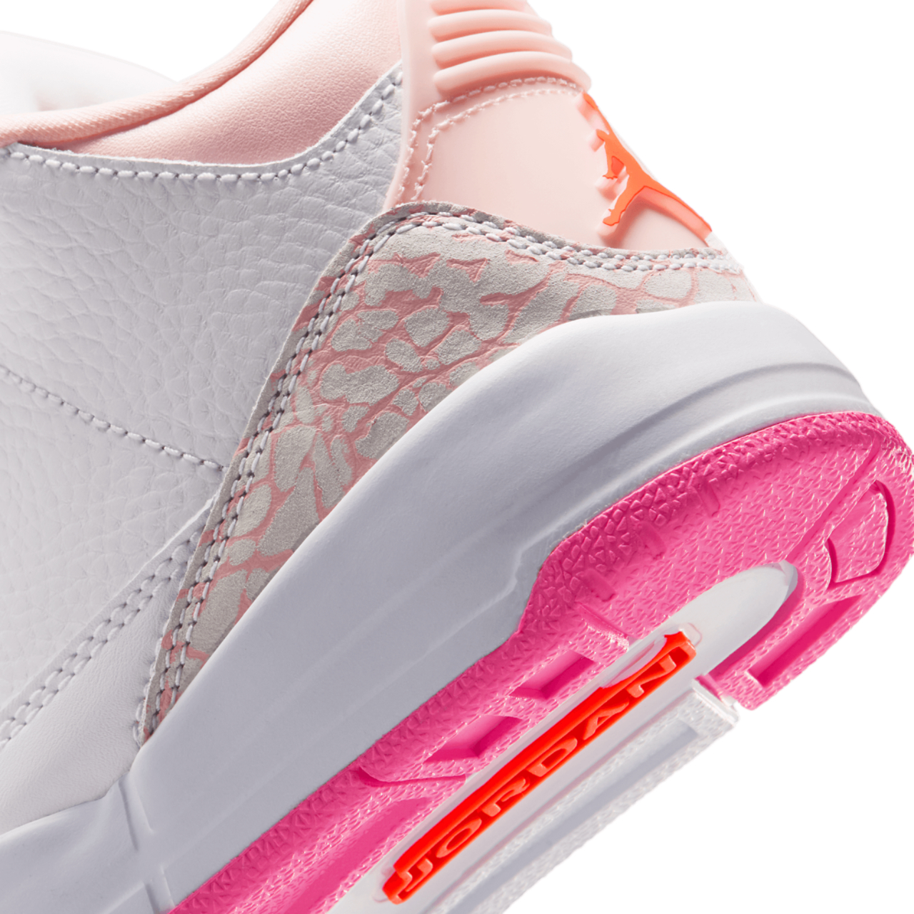 Jordan Retro 3 Fem  Image 8 of 9. Tap to open photo gallery.