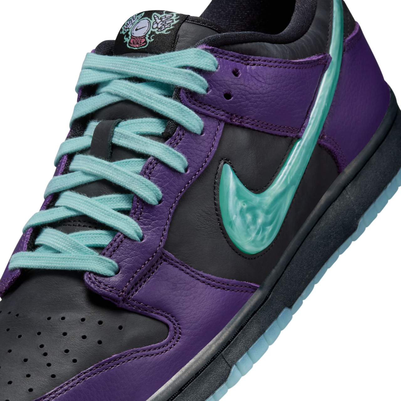 Nike Dunk Low Retro Image 7 of 10. Tap to open photo gallery.