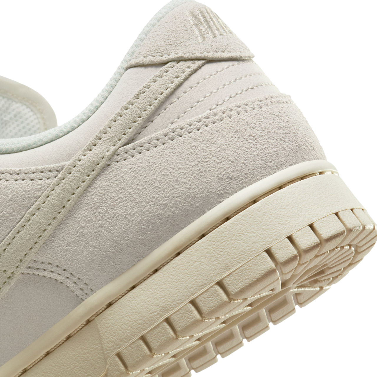 Nike Dunk Low Image 7 of 9. Tap to open photo gallery.