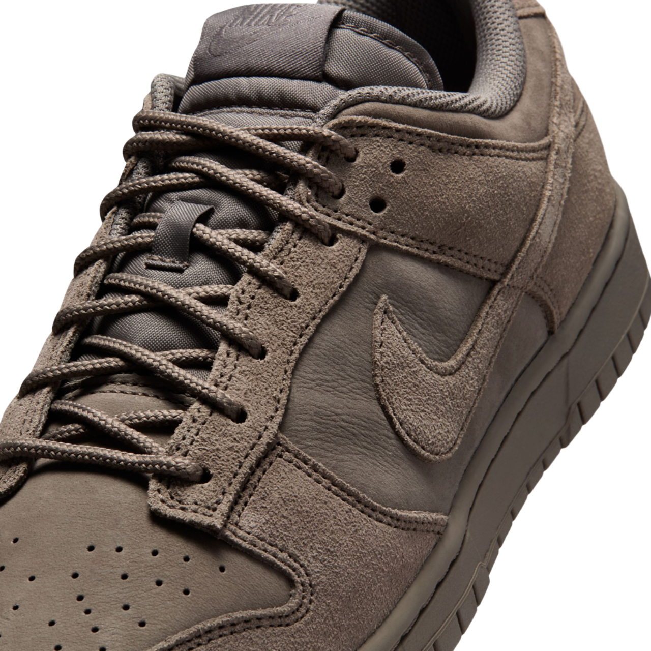 Nike Dunk Low Image 7 of 9. Tap to open photo gallery.