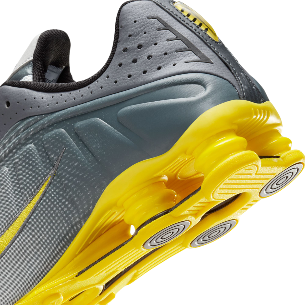 Nike Shox R4 Image 7 of 8. Tap to open photo gallery.
