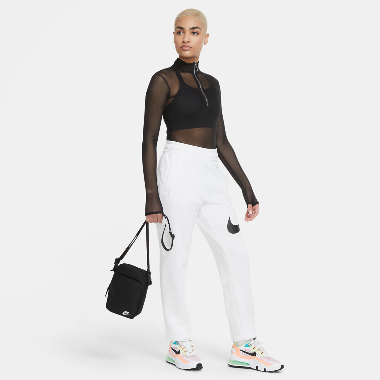 Nike Heritage Cross-Body Bag (4L) Image 2 of 3. Tap to open photo gallery.
