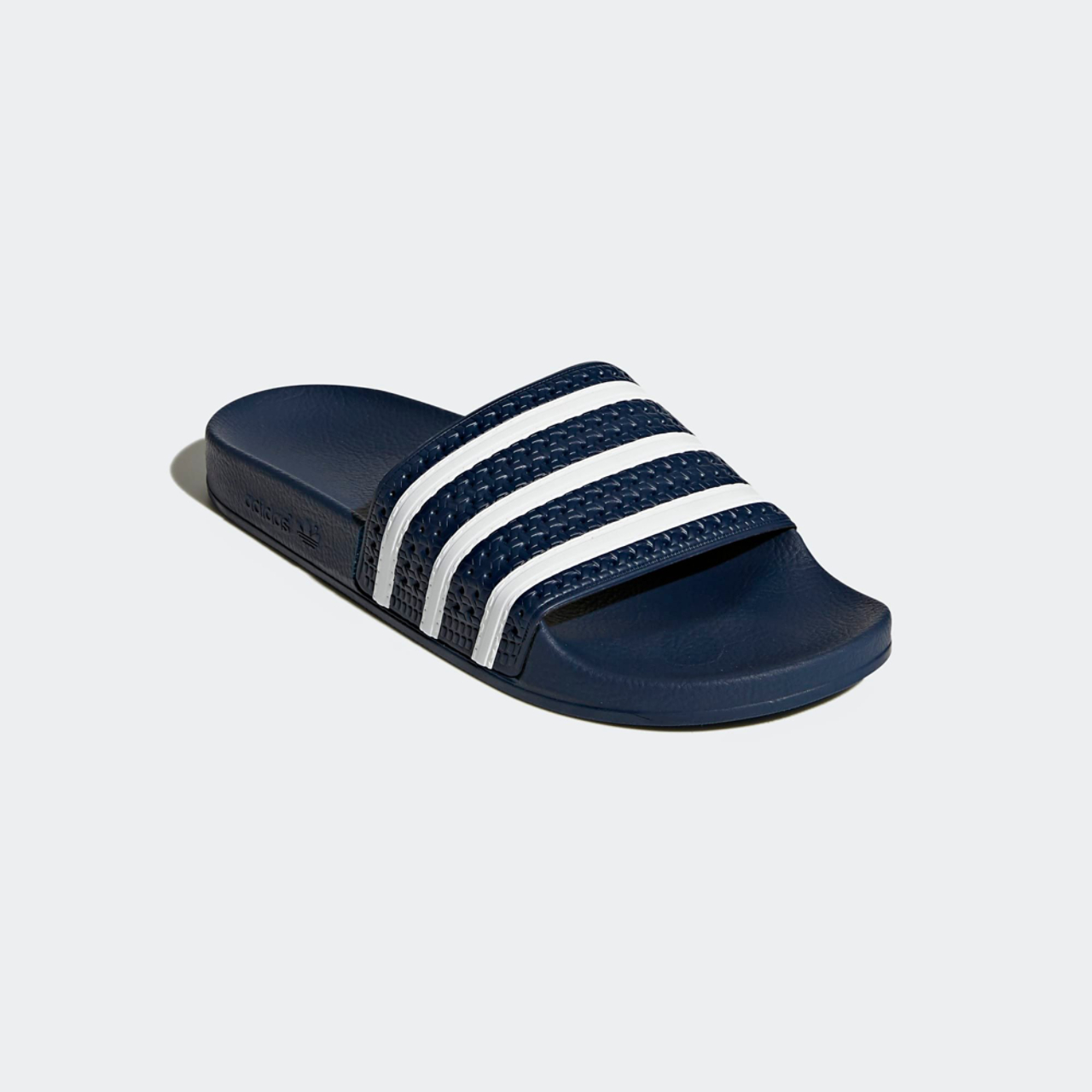 adidas Adilette Image 2 sur 6. Appuyez pour ouvrir la galerie de photos.