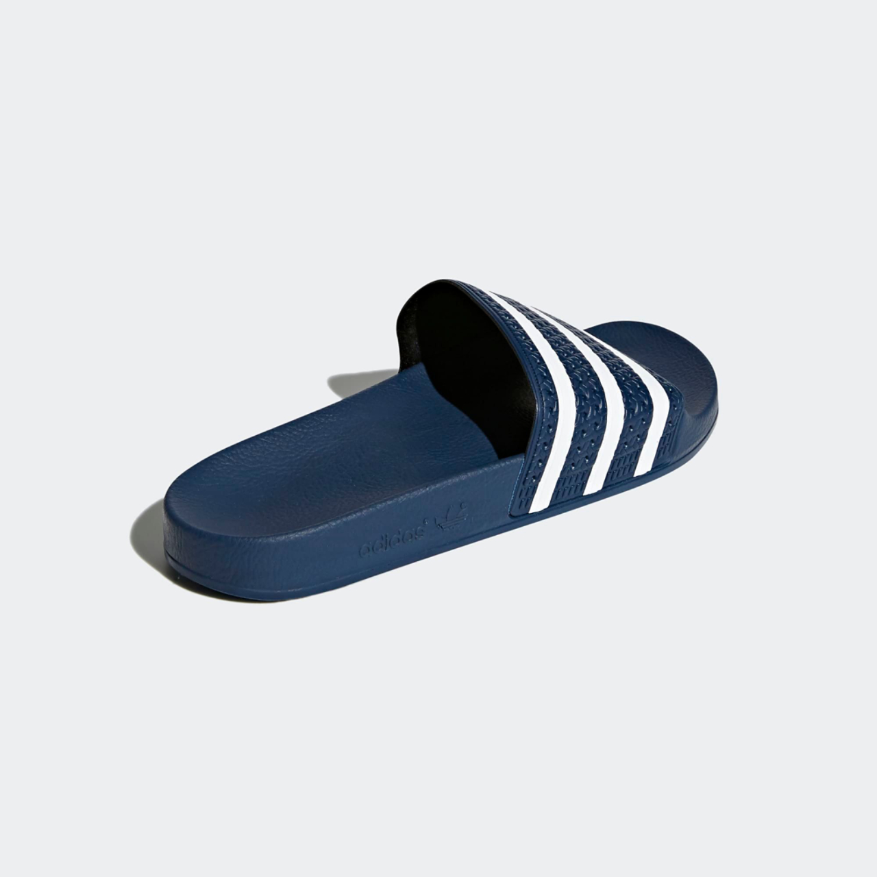 adidas Adilette Image 3 sur 6. Appuyez pour ouvrir la galerie de photos.
