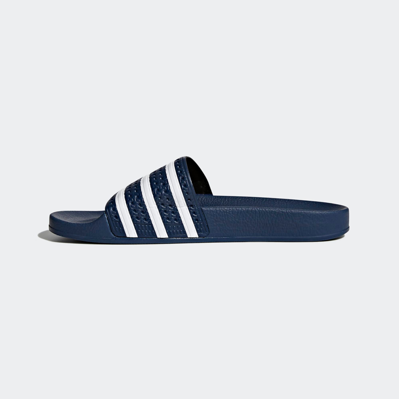 adidas Adilette Image 4 sur 6. Appuyez pour ouvrir la galerie de photos.