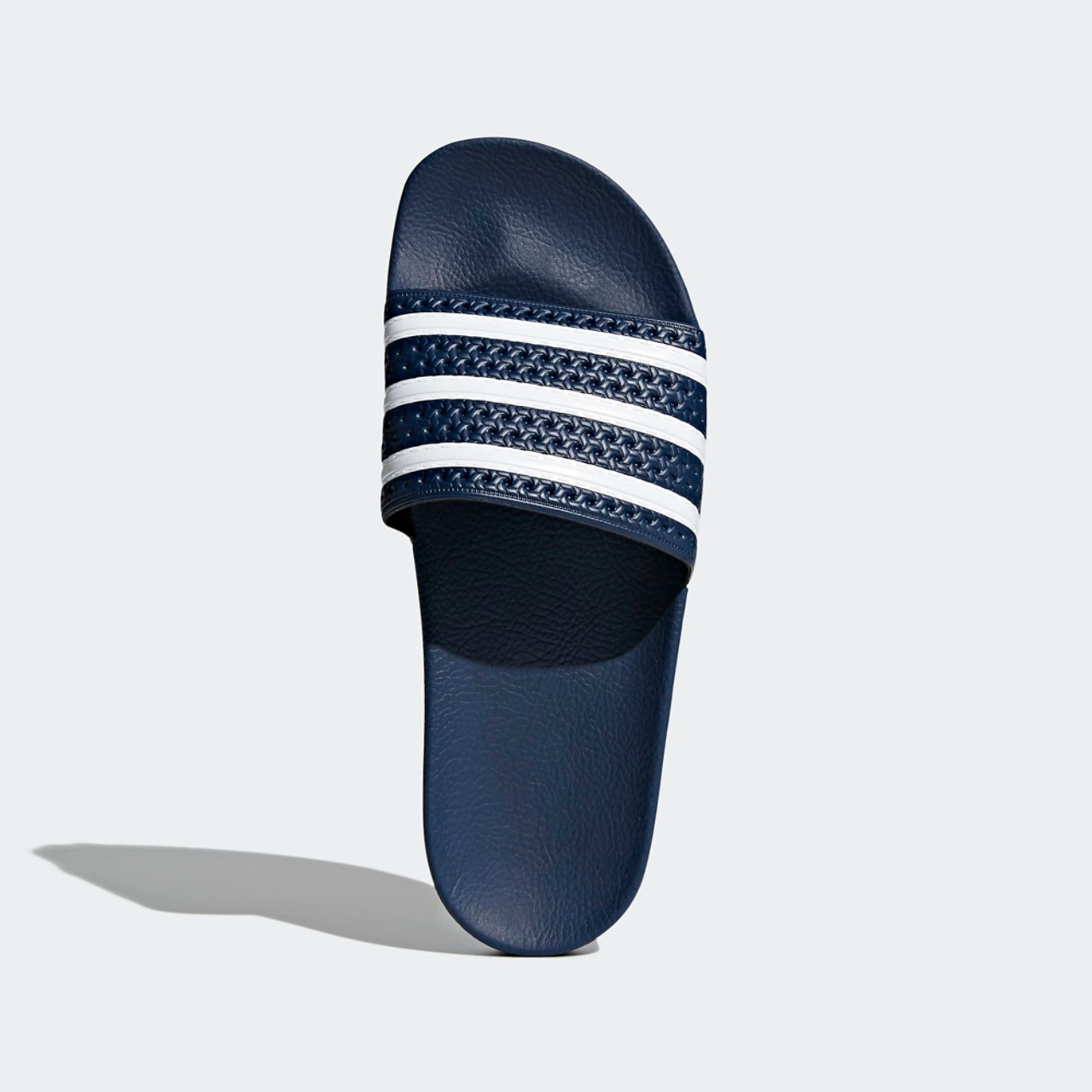 adidas Adilette Image 5 sur 6. Appuyez pour ouvrir la galerie de photos.