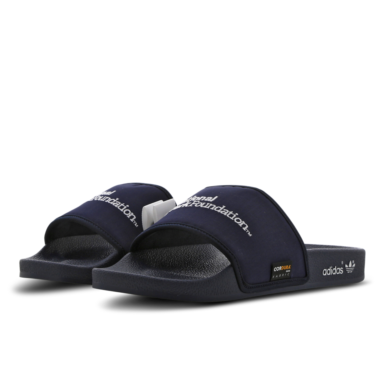 adidas Adilette Afbeelding 2 van 6. Tik om de fotogalerij te openen..