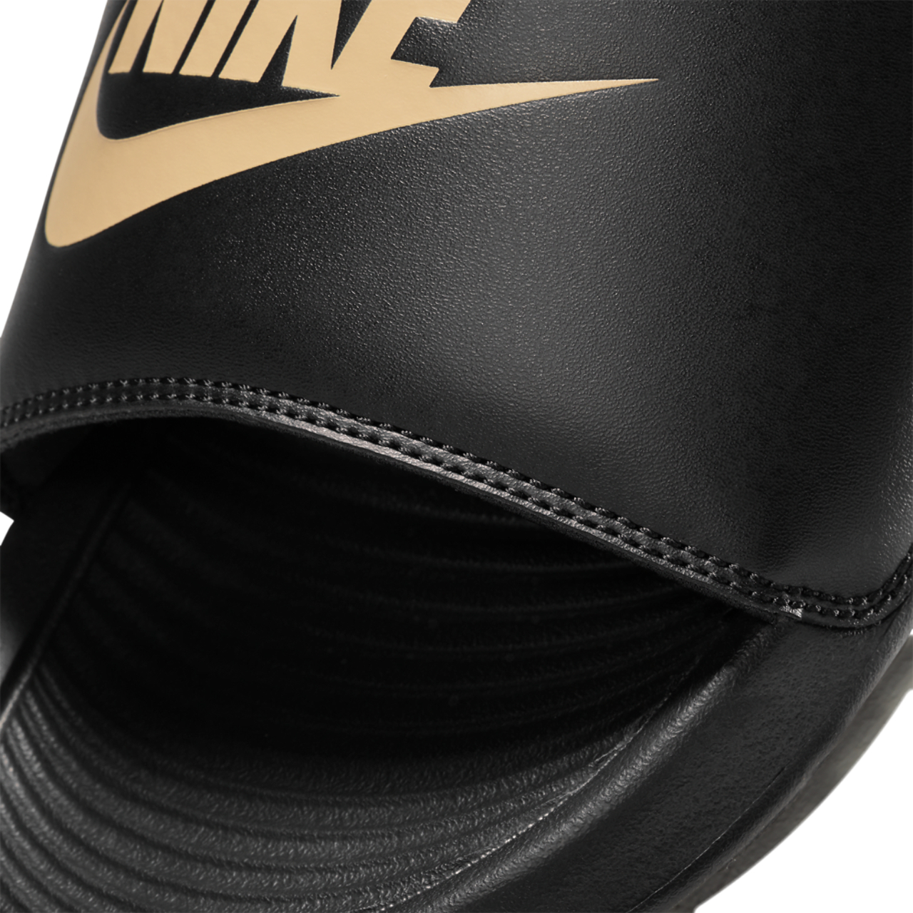 Nike Victory One Slide Image 7 sur 7. Appuyez pour ouvrir la galerie de photos.