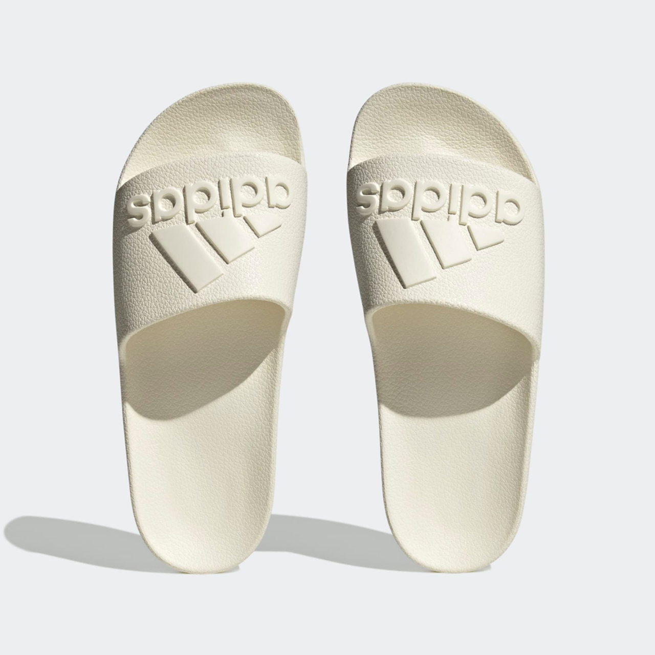 adidas Adilette Aqua Slides Afbeelding 5 van 6. Tik om de fotogalerij te openen..