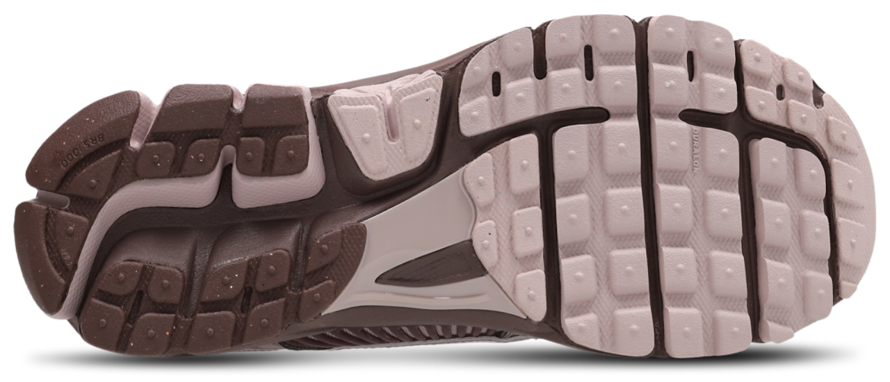 Nike Zoom Vomero 5 Image 6 of 7. Tap to open photo gallery.