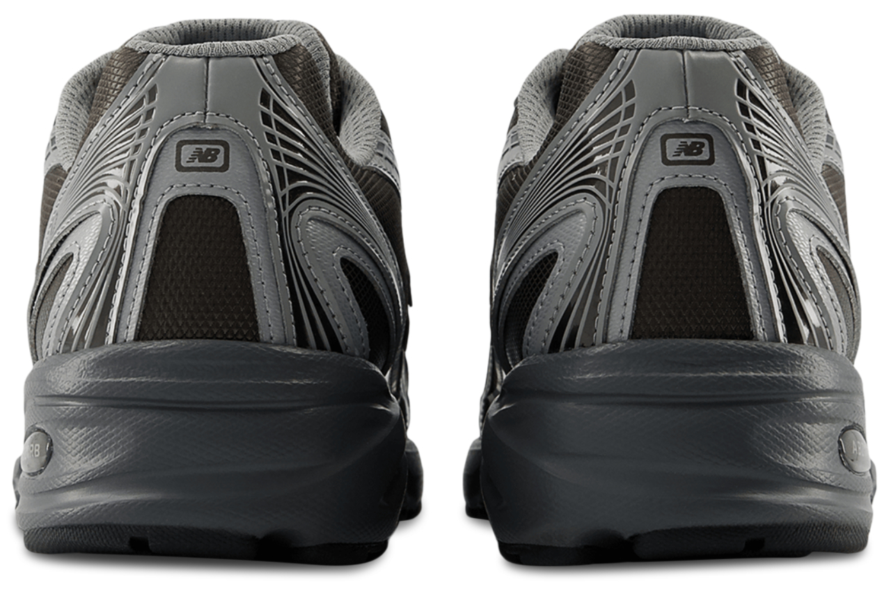 New Balance 740 Image 3 sur 6. Appuyez pour ouvrir la galerie de photos.