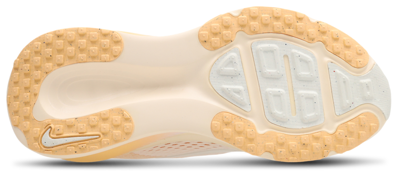Nike Zoom Vomero 18 Image 6 of 7. Tap to open photo gallery.