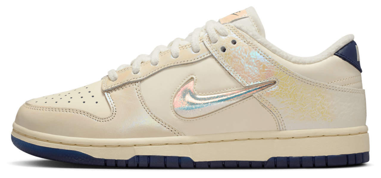 Nike Dunk Low Image 3 of 6. Tap to open photo gallery.
