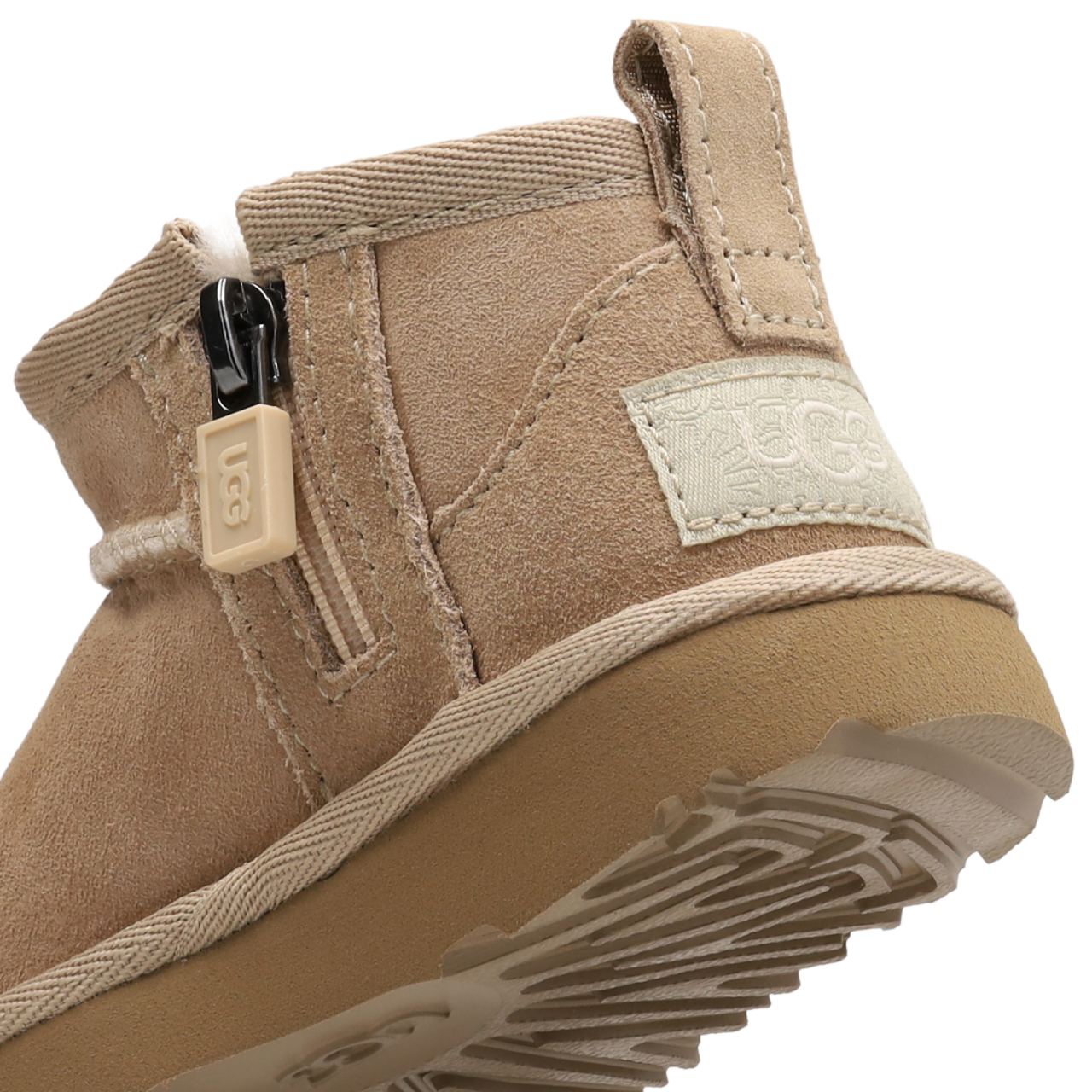 UGG Classic Ultra Mini Bild 7 von 7. Antippen, um die Fotogalerie zu öffnen.