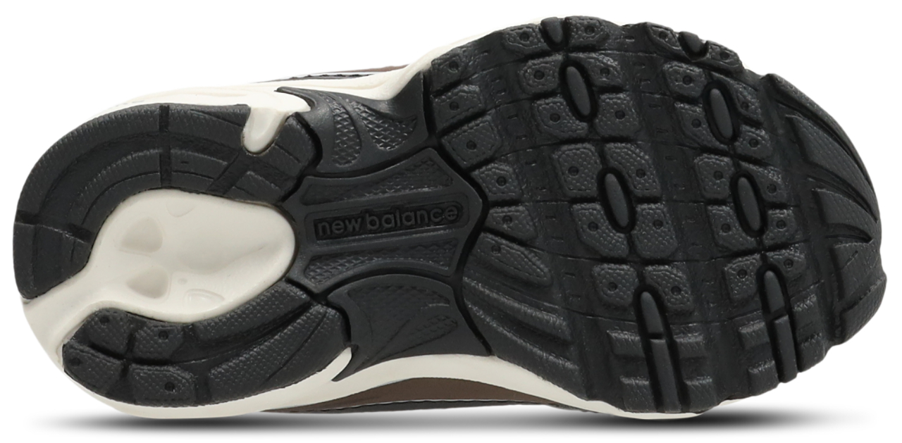 New Balance 740 Image 6 sur 7. Appuyez pour ouvrir la galerie de photos.