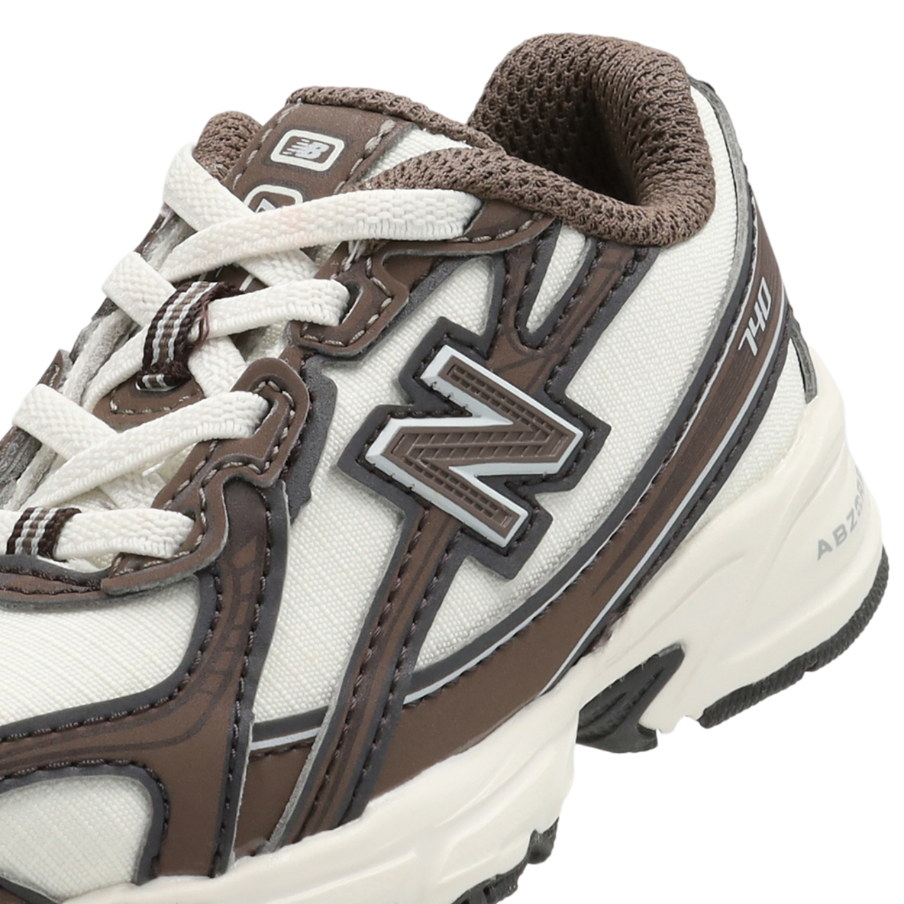 New Balance 740 Image 7 sur 7. Appuyez pour ouvrir la galerie de photos.