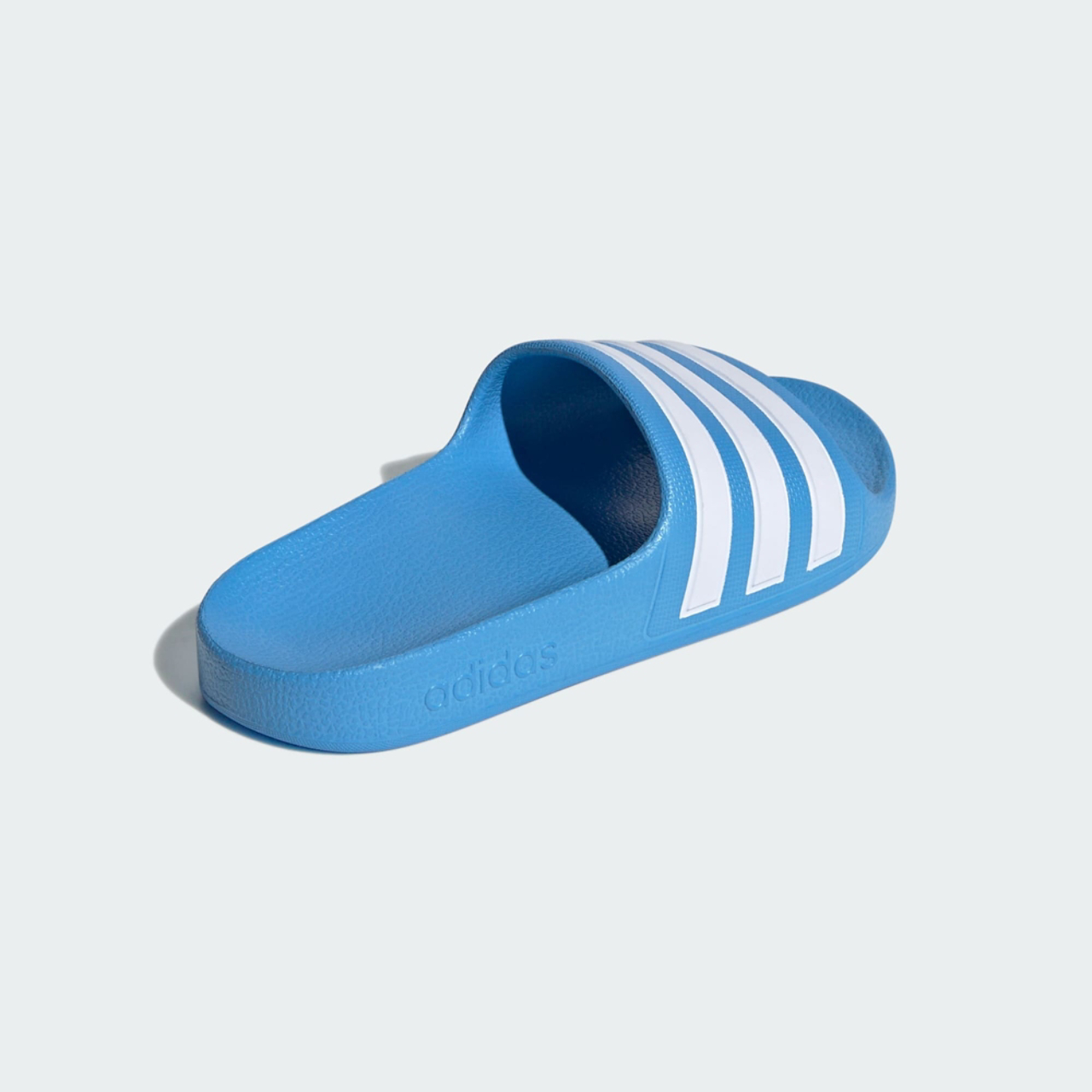adidas Adilette Aqua Slides Afbeelding 3 van 6. Tik om de fotogalerij te openen..