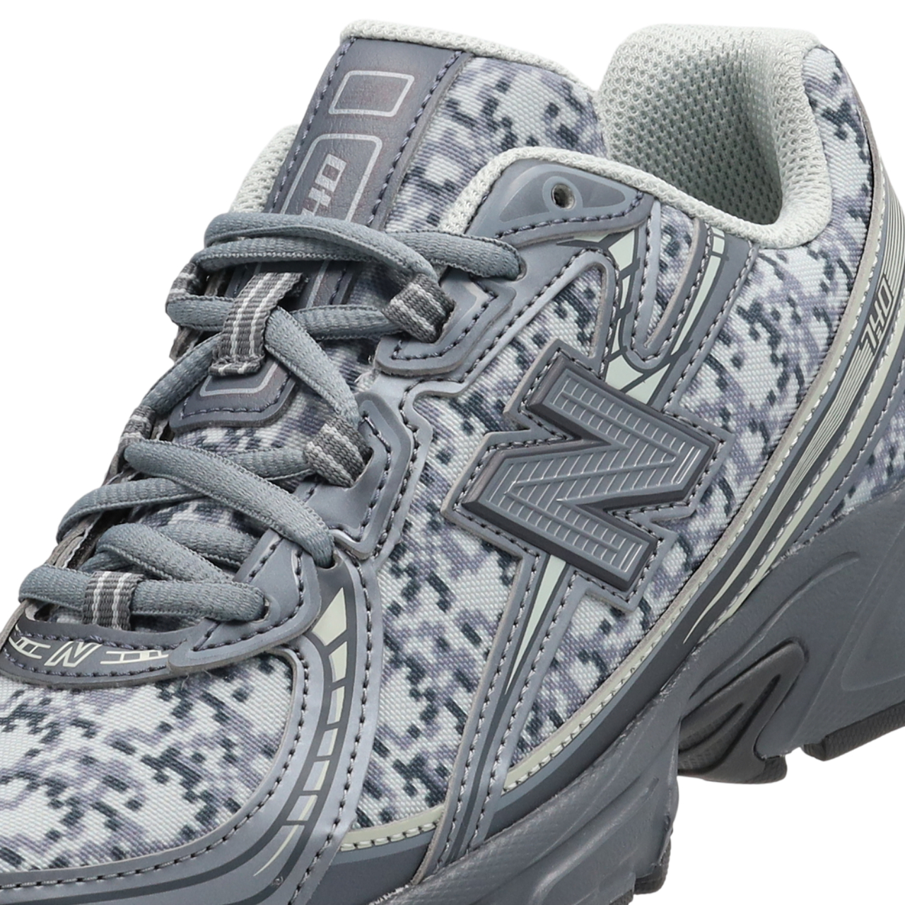 New Balance 740 Image 8 sur 8. Appuyez pour ouvrir la galerie de photos.