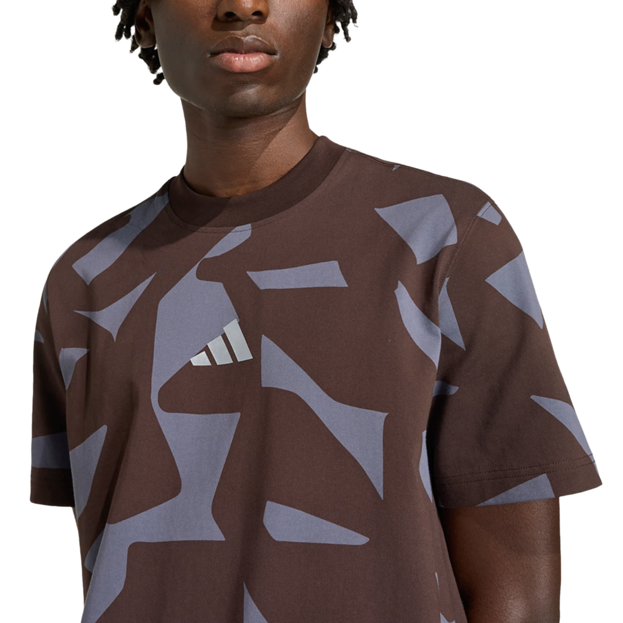 adidas Amg Camo Short Sleeve T-shirt Bild 4 von 5. Antippen, um die Fotogalerie zu öffnen.