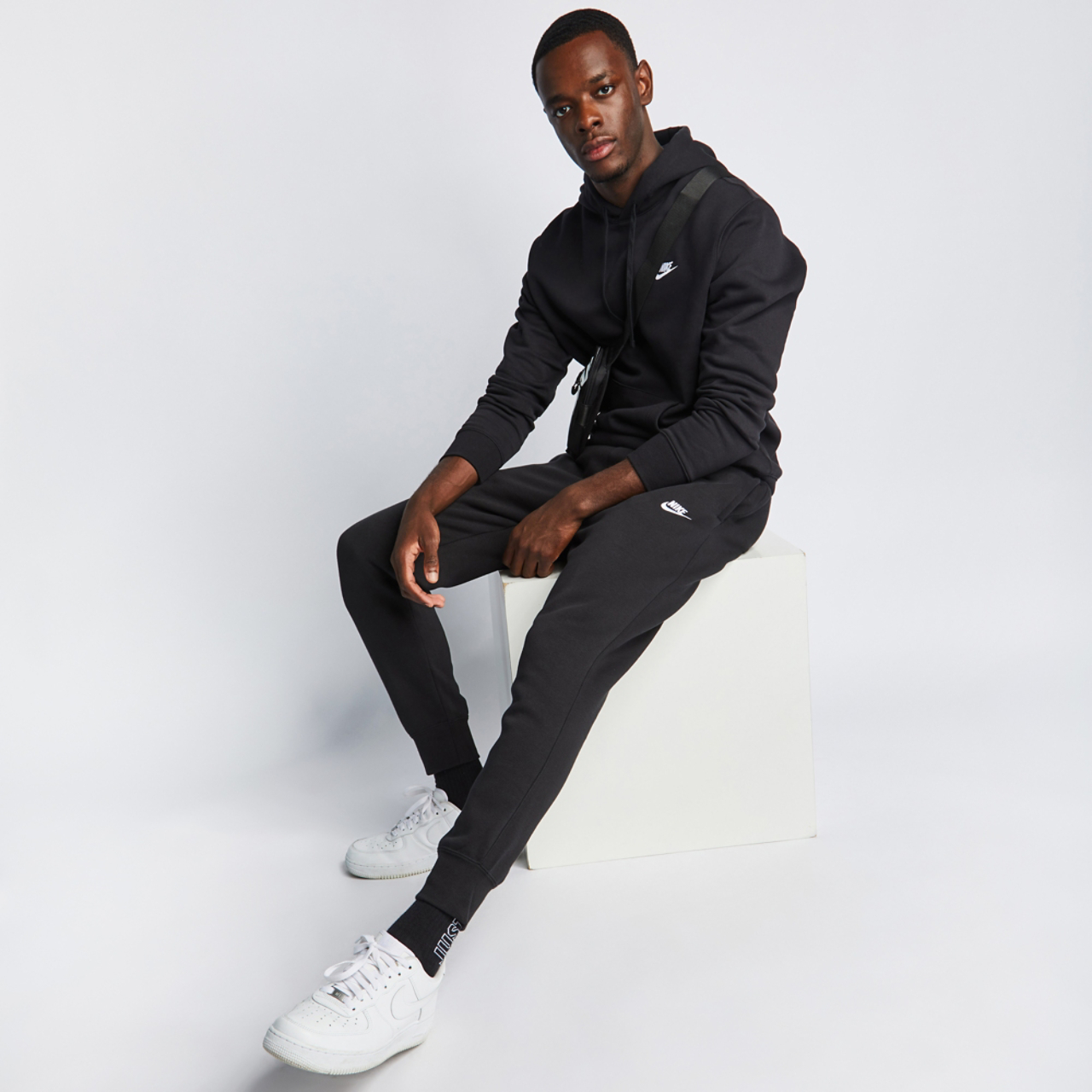 Nike Club Cuffed Pant Afbeelding 2 van 4. Tik om de fotogalerij te openen..