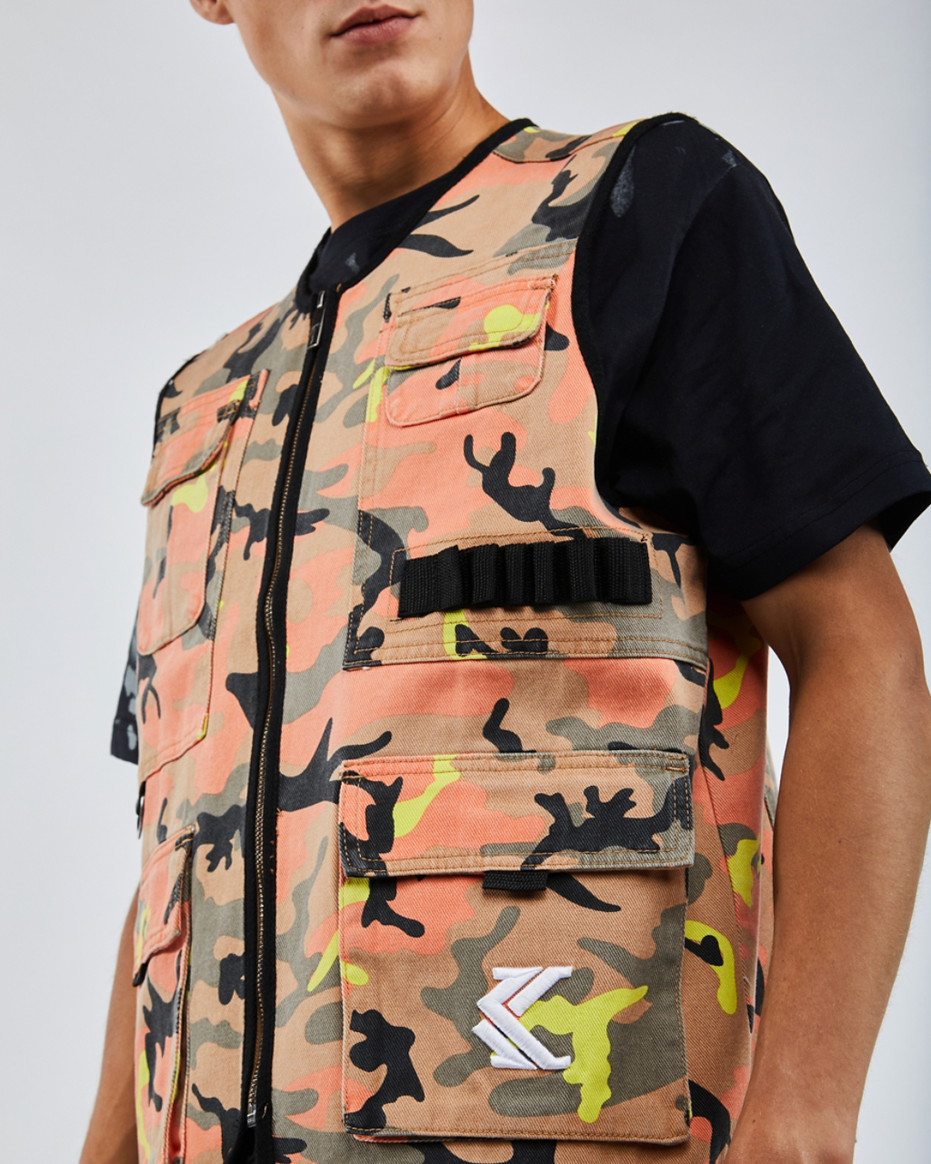 Karl Kani Camo Utility Afbeelding 4 van 4. Tik om de fotogalerij te openen..
