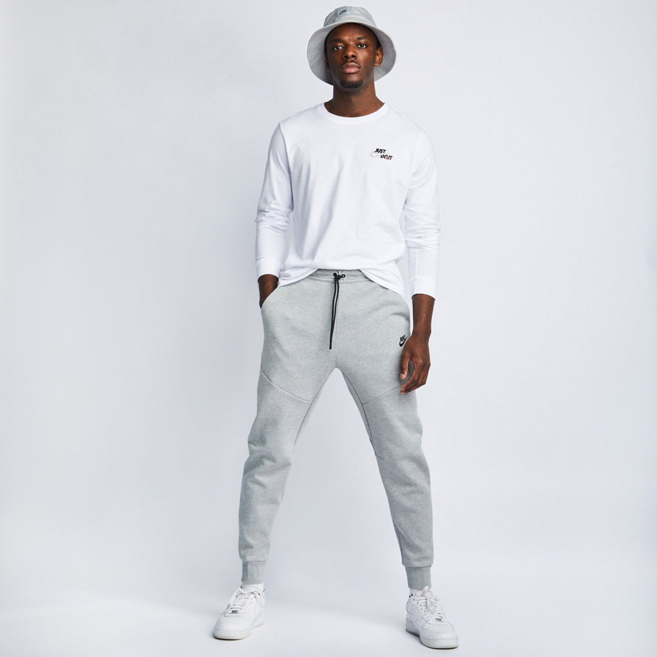 Nike Tech  Cuffed Pant Afbeelding 2 van 4. Tik om de fotogalerij te openen..