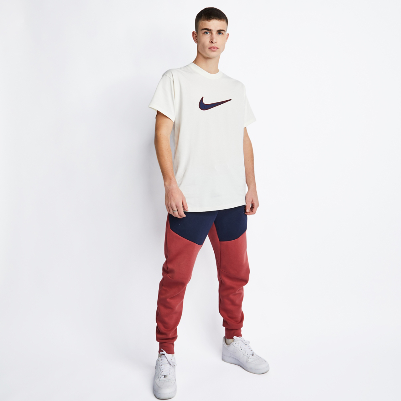 Nike Clgt Shortsleeve T-shirt Image 2 of 4. Tap to open photo gallery.