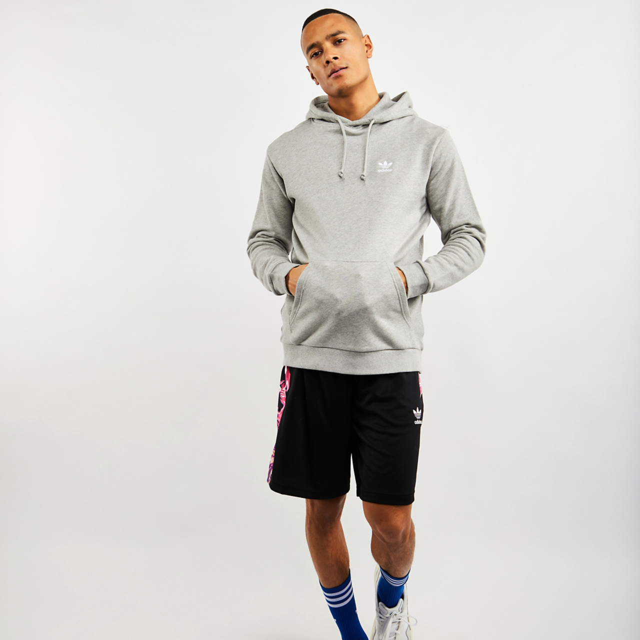 adidas Trefoil Over The Head Afbeelding 1 van 4. Tik om de fotogalerij te openen..