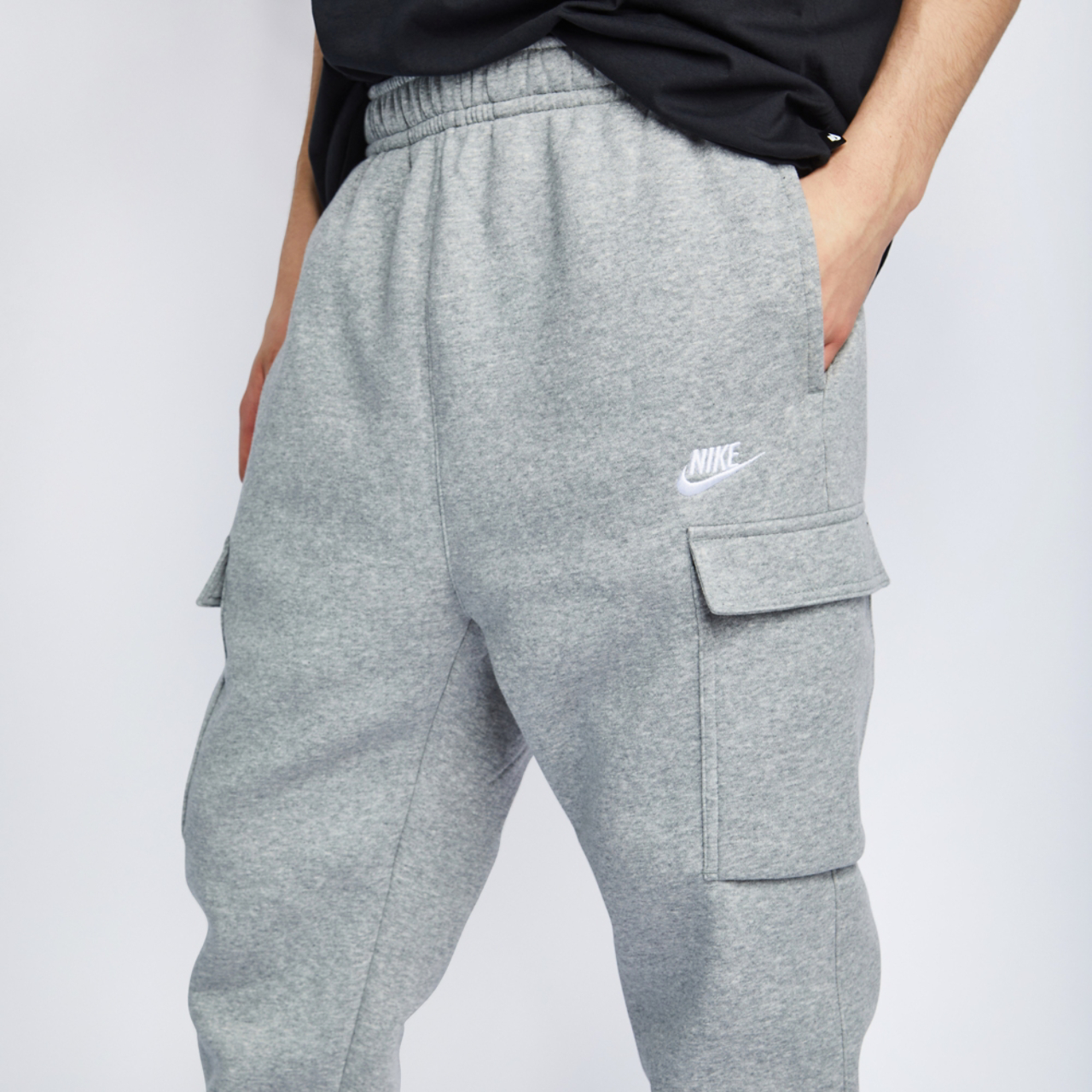 Nike Club Fleece Cargo Jogger Imagen 4 de 4. Toque para abrir la galería de fotos.