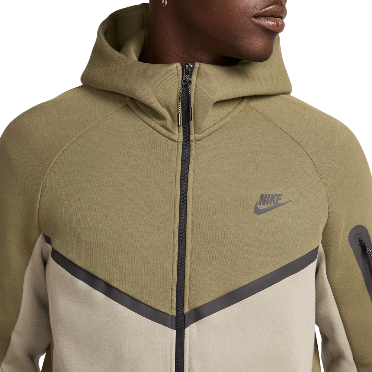 Nike Tech Fleece Image 4 of 5. Tap to open photo gallery.