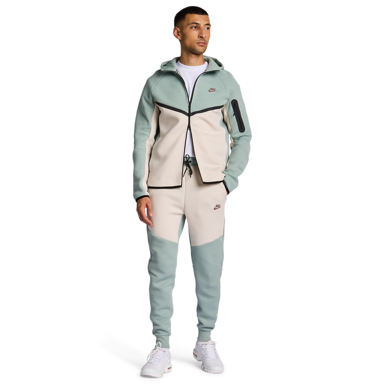 Nike Tech Fleece Afbeelding 2 van 6. Tik om de fotogalerij te openen..