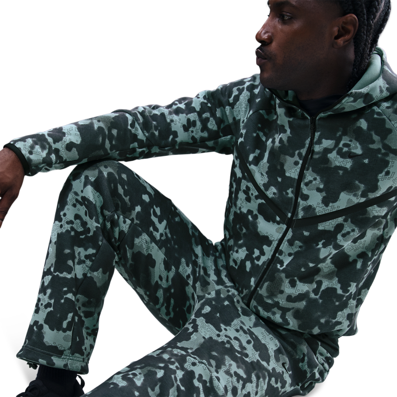 Nike Tech Fleece Image 3 of 5. Tap to open photo gallery.