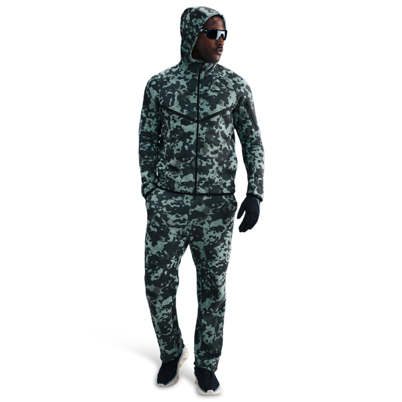 Nike Tech Fleece Image 4 of 5. Tap to open photo gallery.