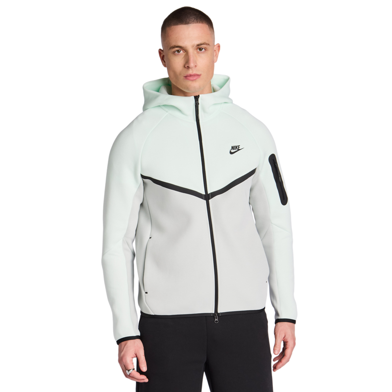 Nike Tech Fleece Image 1 sur 6. Appuyez pour ouvrir la galerie de photos.