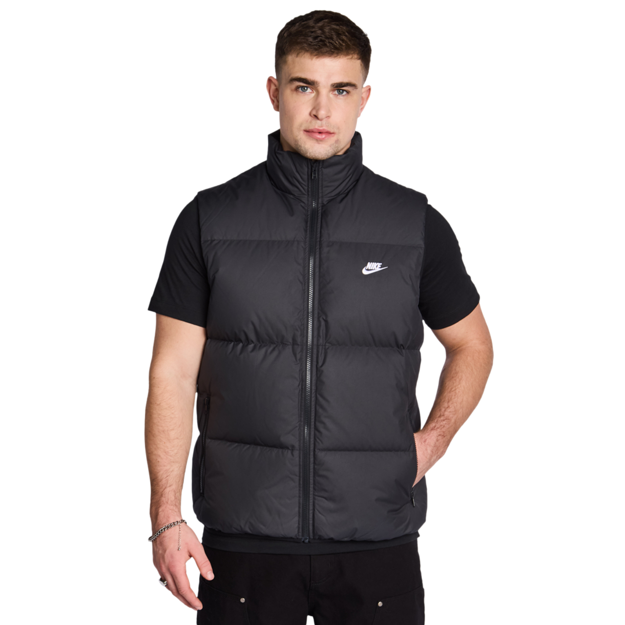 Nike Club Puffer Vest Bild 1 von 6. Antippen, um die Fotogalerie zu öffnen.