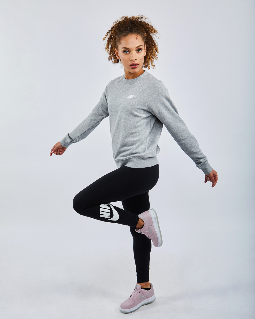 Nike Sportswear Essentials Afbeelding 2 van 4. Tik om de fotogalerij te openen..