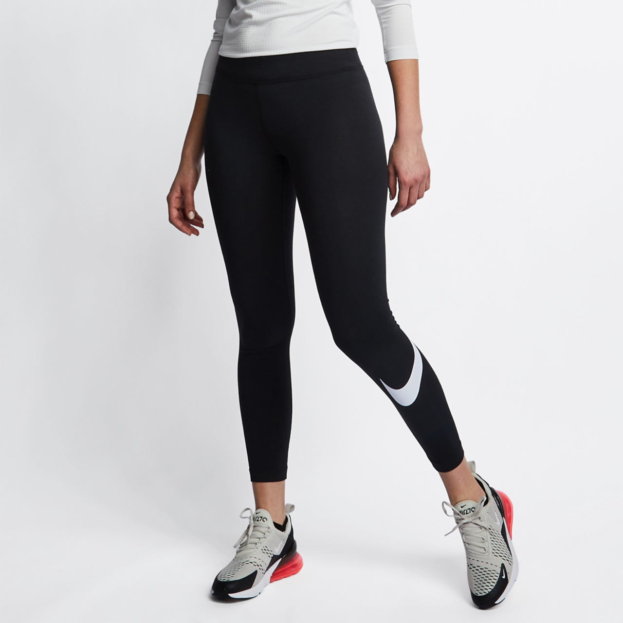 Nike Essential Swoosh Imagen 2 de 4. Toque para abrir la galería de fotos.