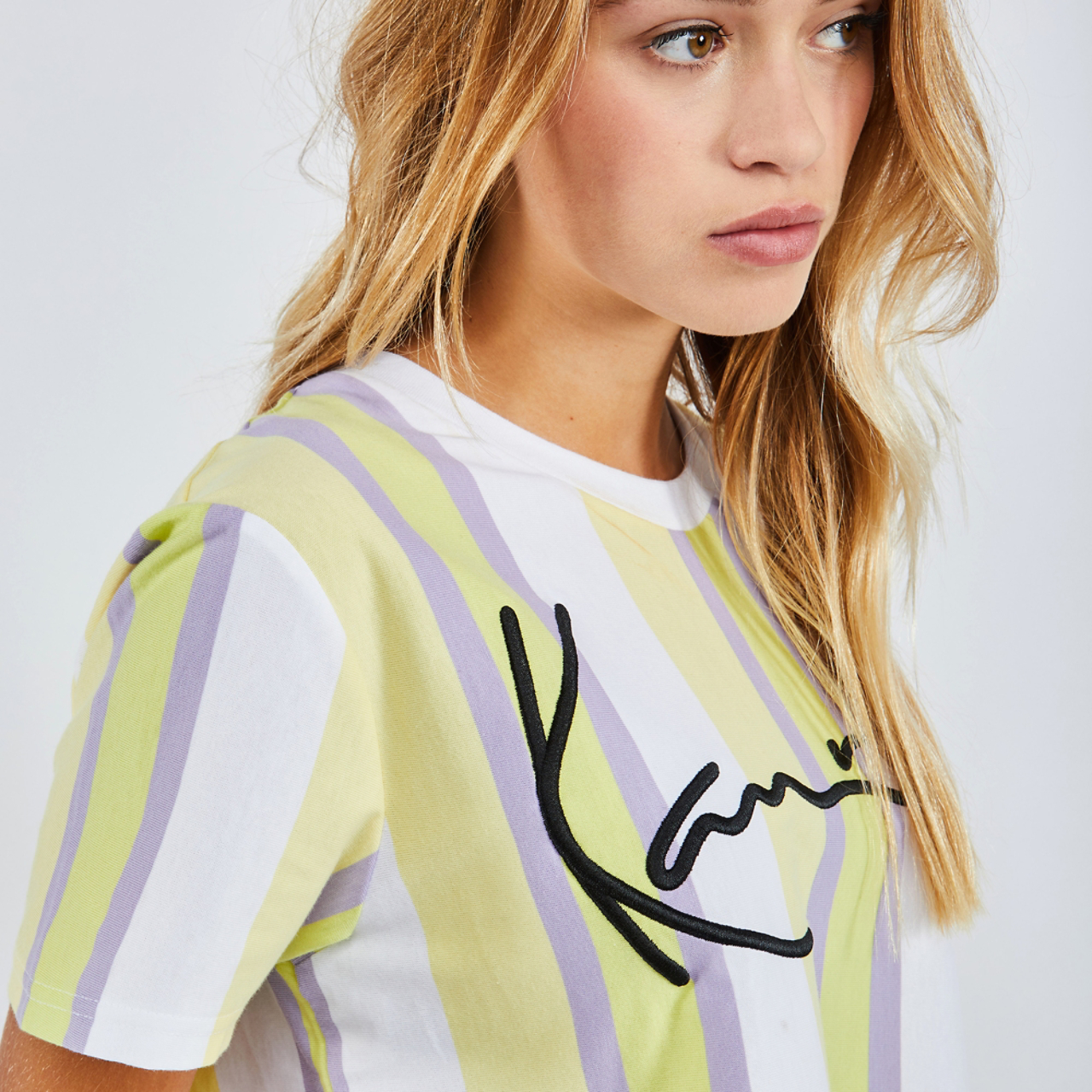Karl Kani Signature Stripe Crop Afbeelding 2 van 2. Tik om de fotogalerij te openen..