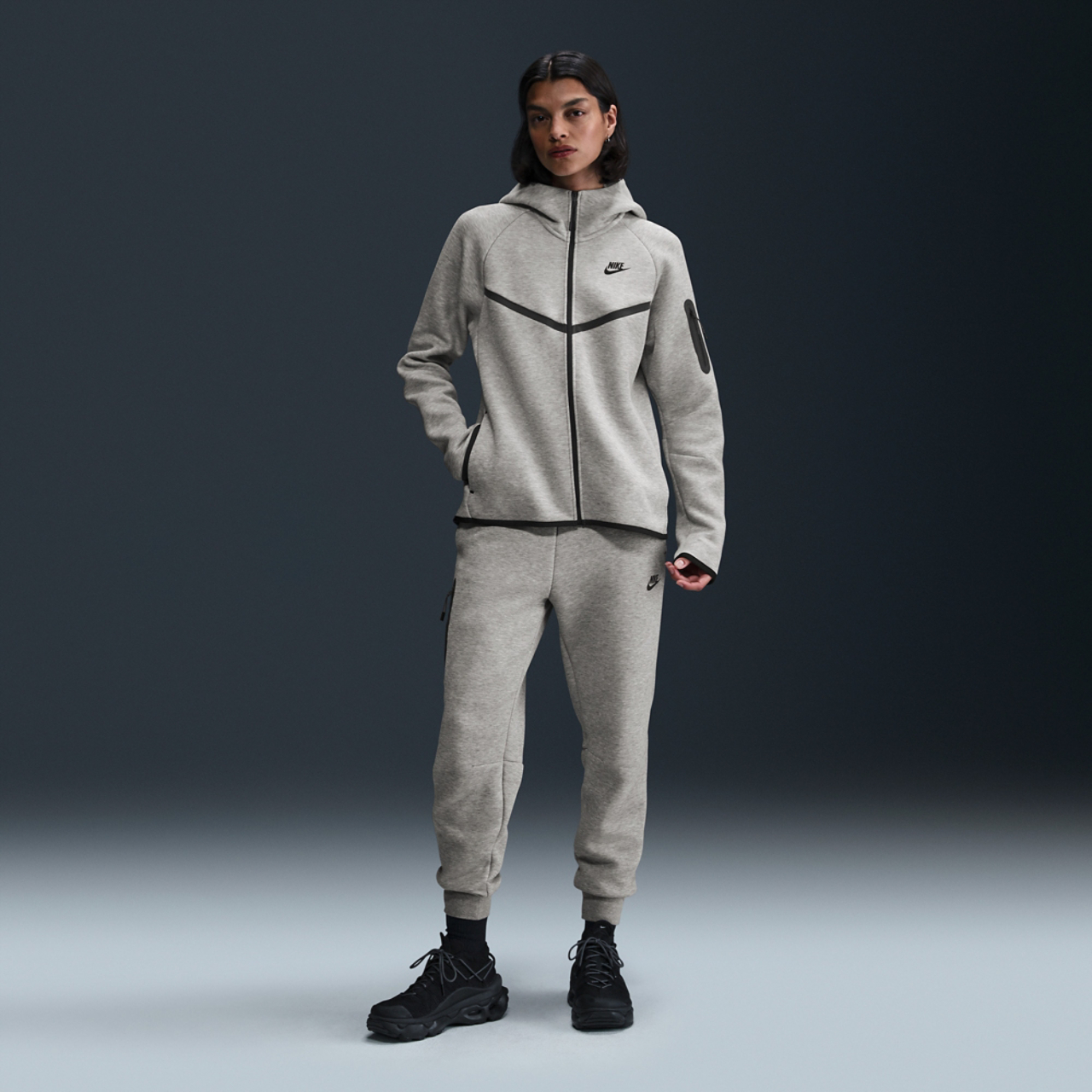 Nike Tech Fleece Image 4 of 5. Tap to open photo gallery.