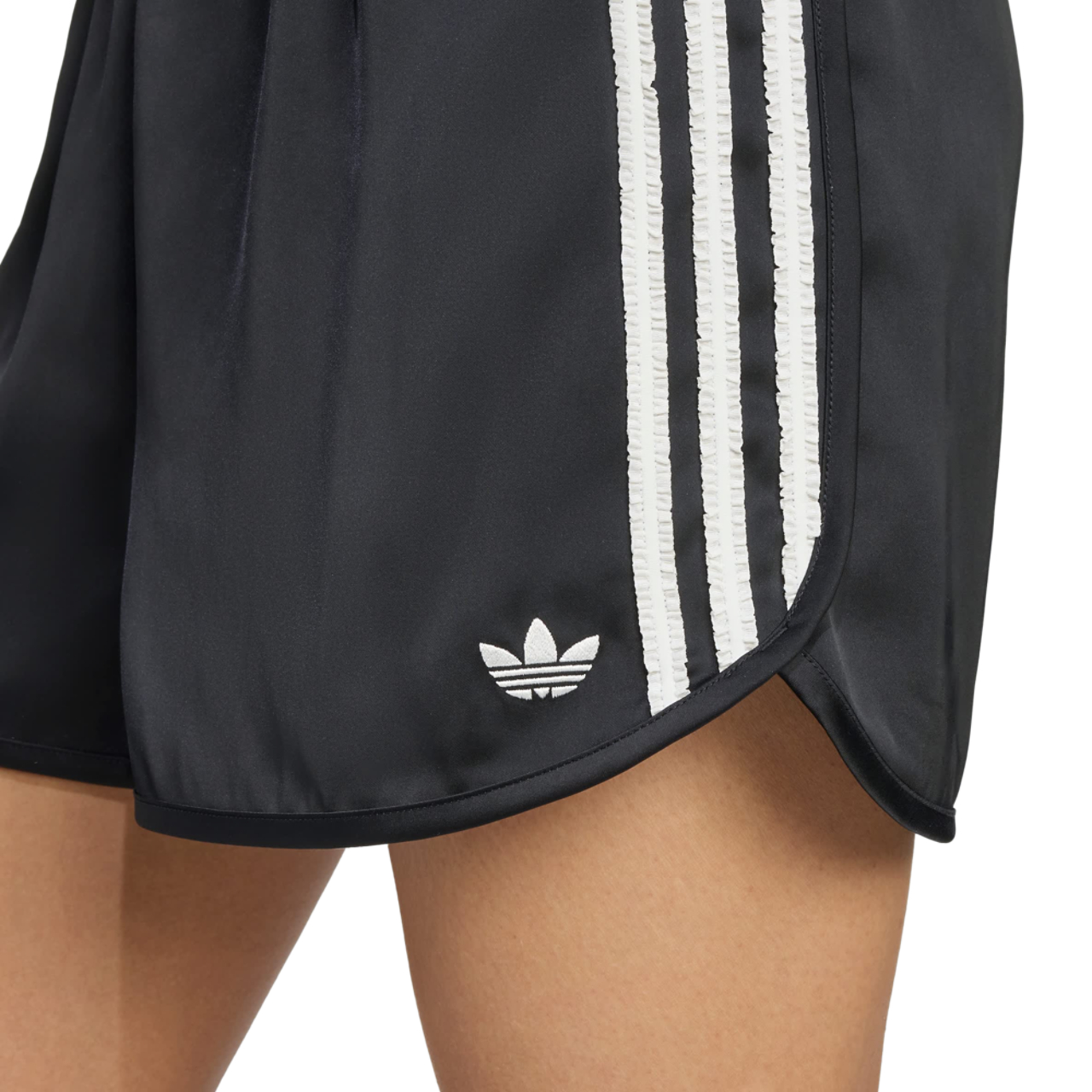 adidas Originals Satin Shorts Imagen 4 de 4. Toque para abrir la galería de fotos.