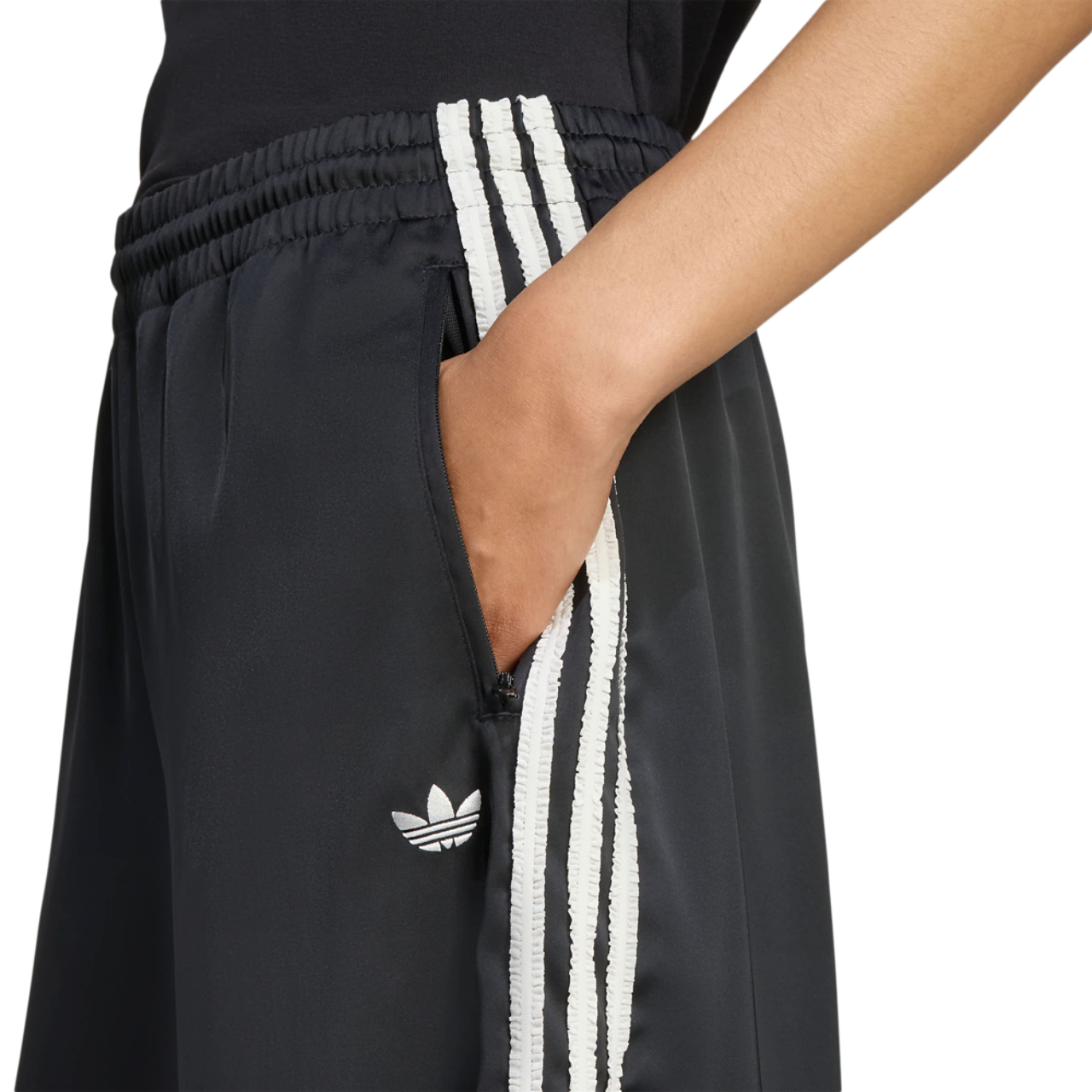 adidas Originals Satin Wide Leg Track Bottoms Image 4 sur 4. Appuyez pour ouvrir la galerie de photos.