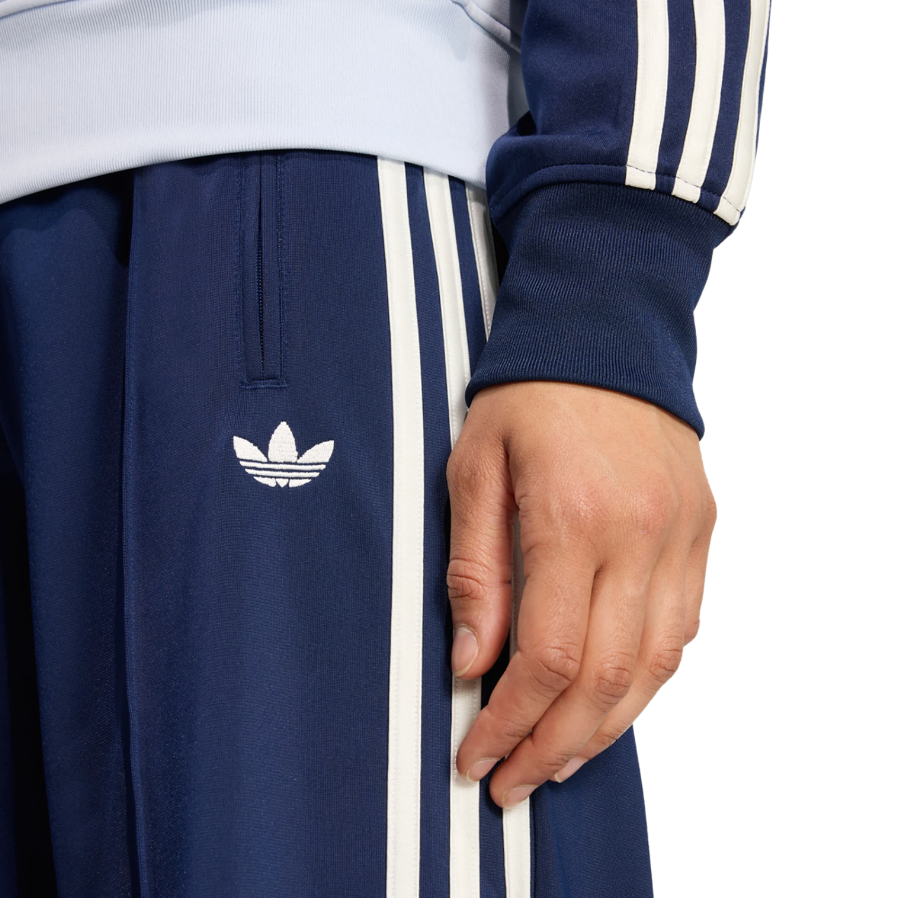 adidas Firebird Loose Track Bottoms Immagine 4 di 5. Tocca per aprire la galleria fotografica.