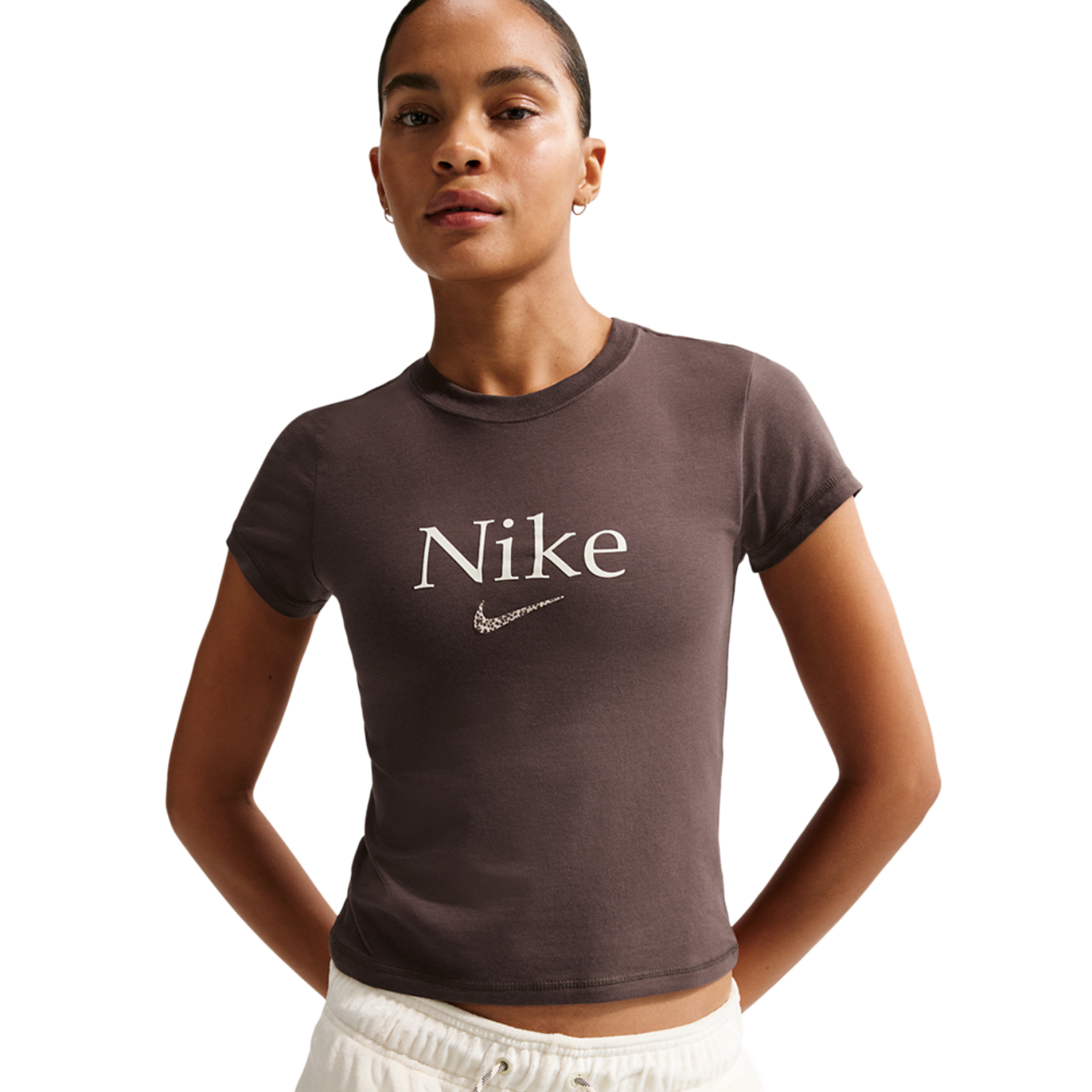 Nike Sportswear Cropped T-shirt Image 1 sur 5. Appuyez pour ouvrir la galerie de photos.