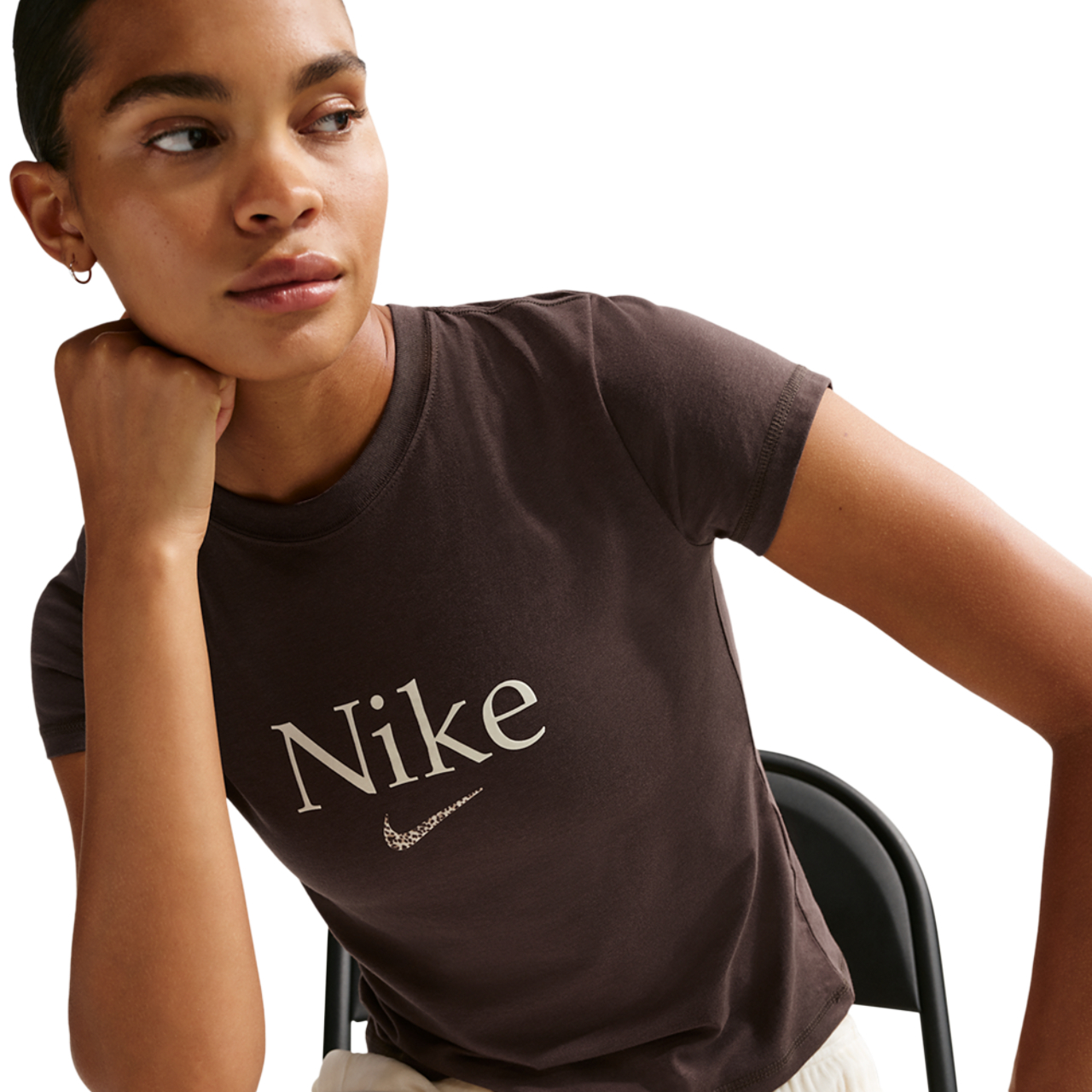Nike Sportswear Cropped T-shirt Image 3 sur 5. Appuyez pour ouvrir la galerie de photos.