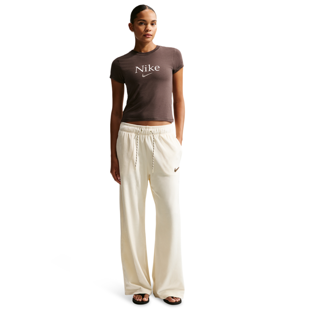 Nike Sportswear Cropped T-shirt Image 4 sur 5. Appuyez pour ouvrir la galerie de photos.