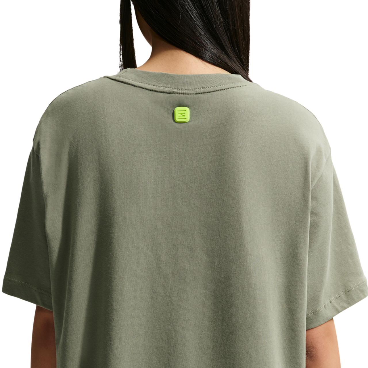 Nike Sportswear Graphic T-shirt Image 2 sur 5. Appuyez pour ouvrir la galerie de photos.