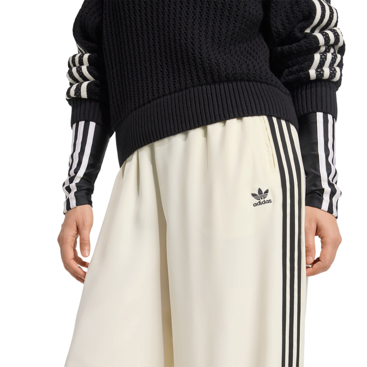 adidas Adicolor Satin Wide Leg Track Joggers Imagen 3 de 4. Toque para abrir la galería de fotos.