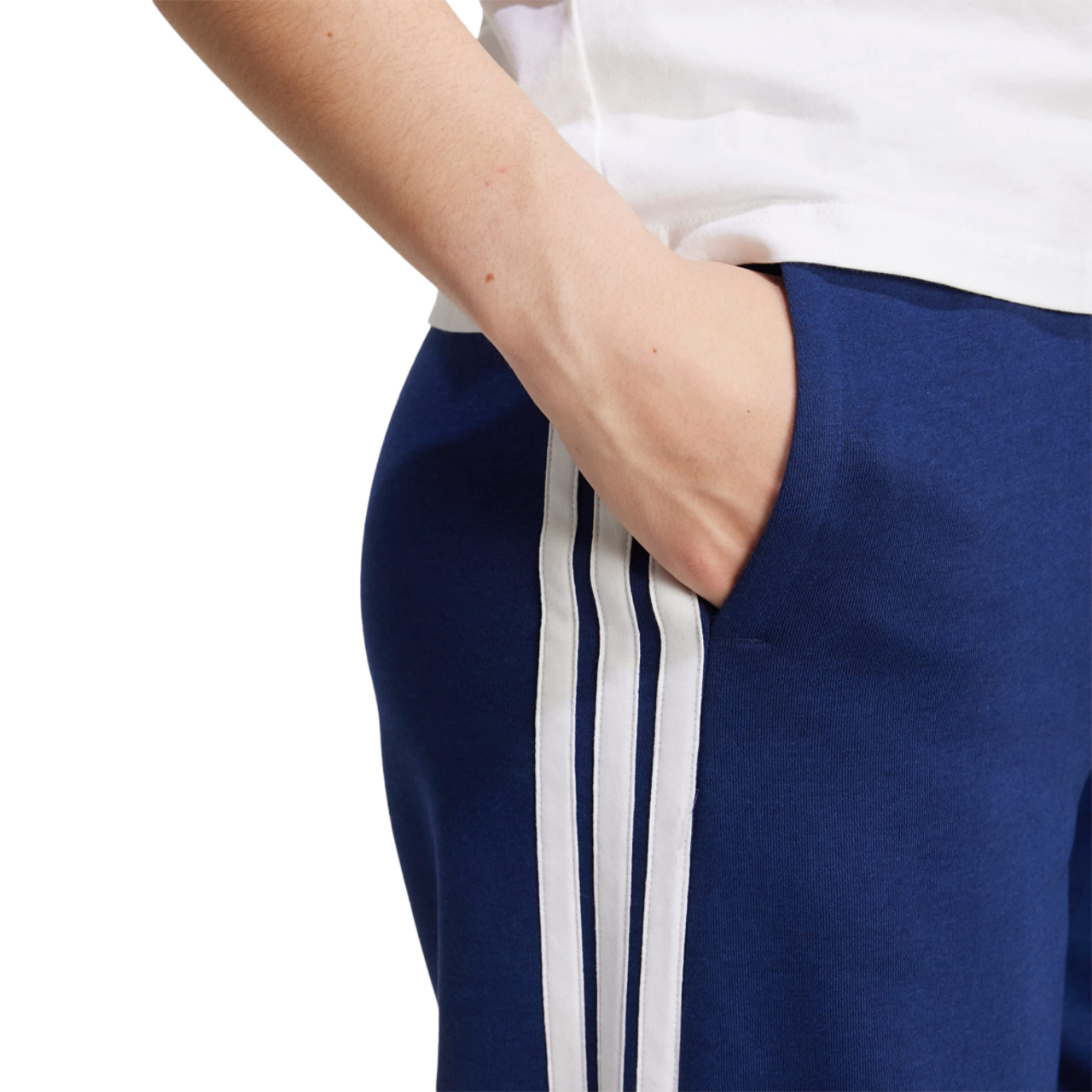 adidas 3-Stripes Fleece Wide Pant Imagen 3 de 4. Toque para abrir la galería de fotos.