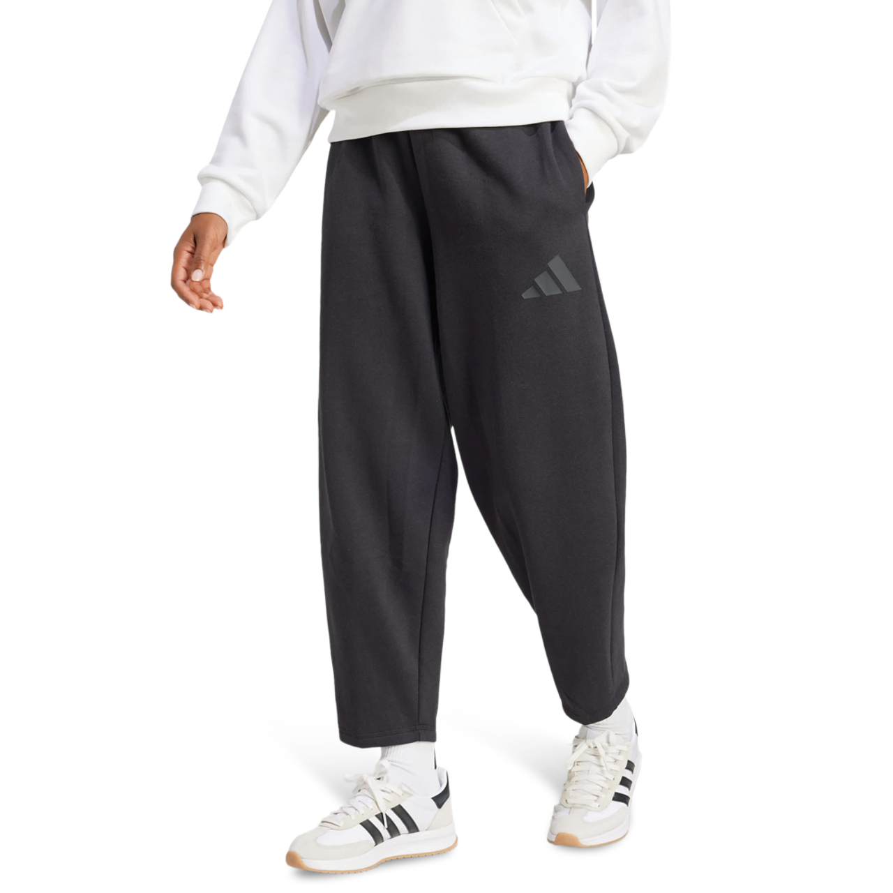 adidas Essentials Contemporary Logo Fleece Barrel Pants Bild 2 von 4. Antippen, um die Fotogalerie zu öffnen.