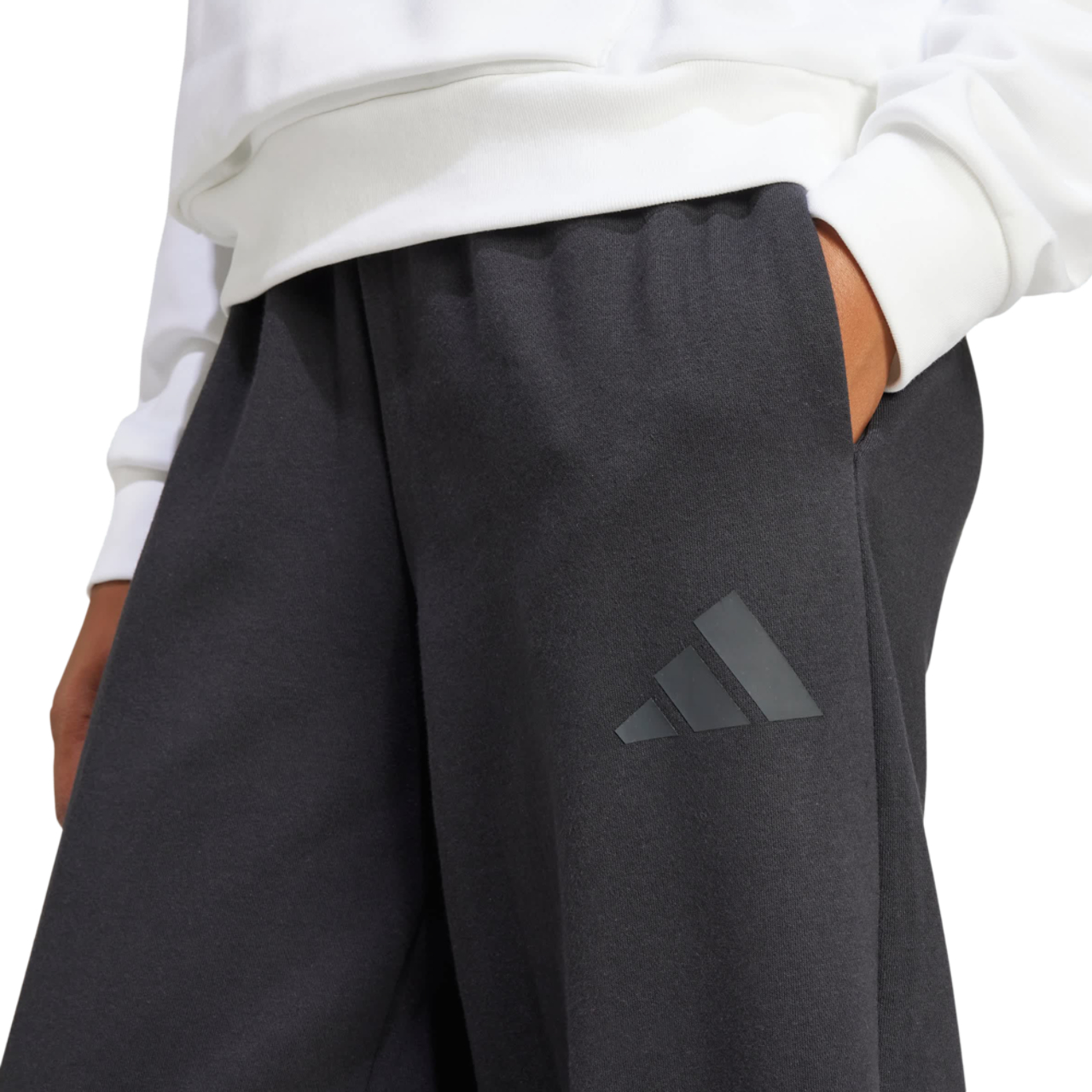 adidas Essentials Contemporary Logo Fleece Barrel Pants Bild 3 von 4. Antippen, um die Fotogalerie zu öffnen.